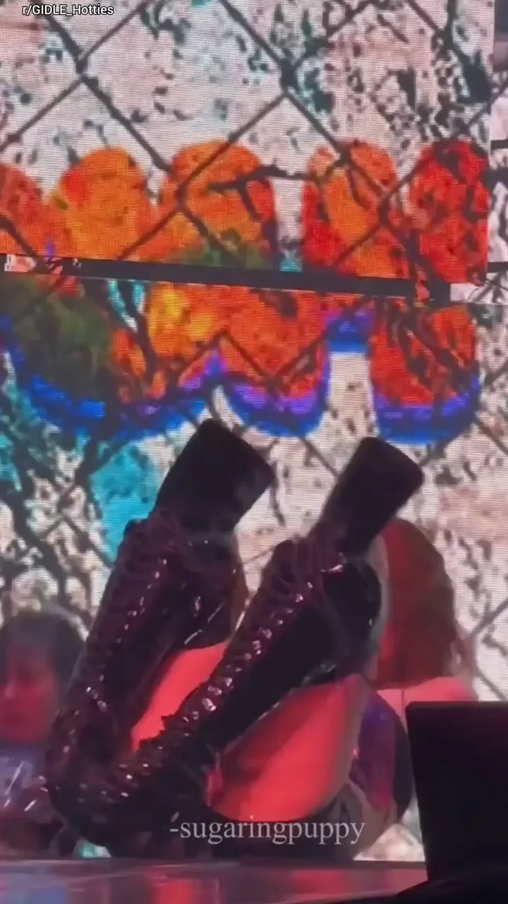Shuhua's Hottest Solo Tease in Thigh-High Boots! 🔥🍑