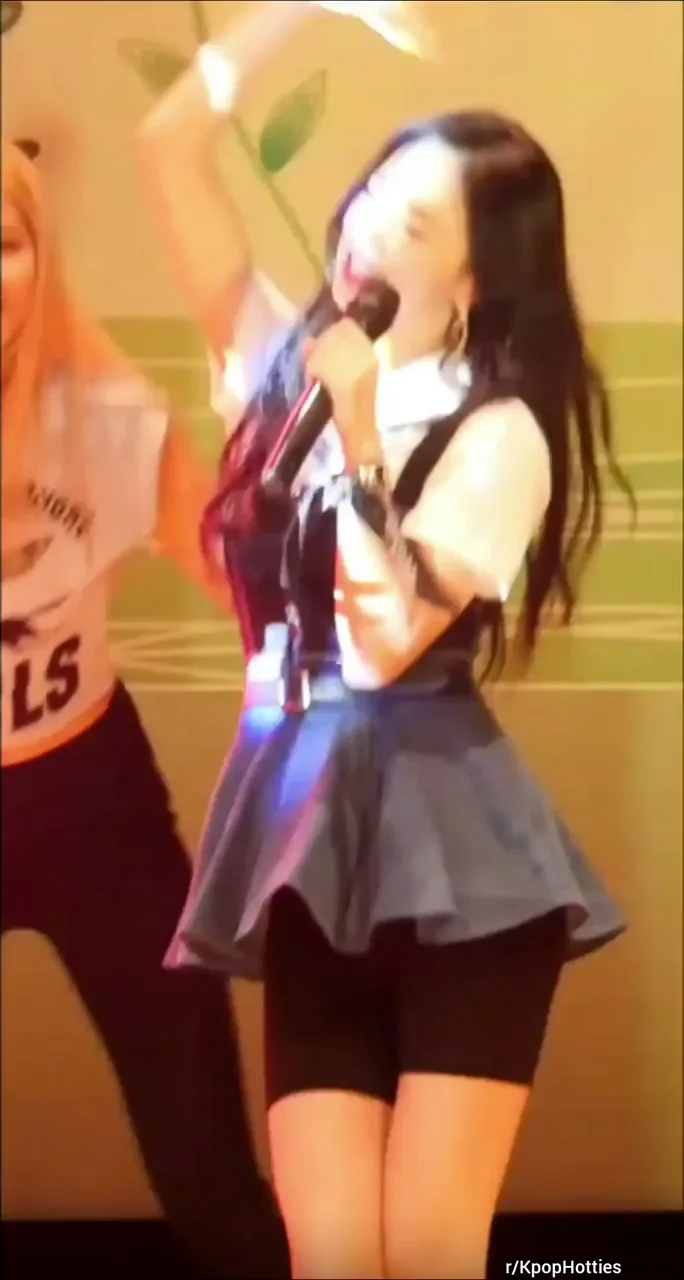 Cherry Bullet - Huh Jiwon