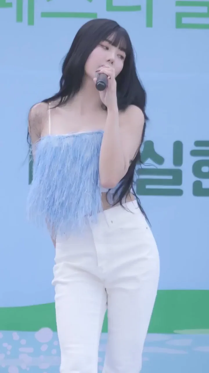 🔥 Kwon Eunbi's Sexy Kpop Tease in Feathered Top & Tight Whites 👅💦
