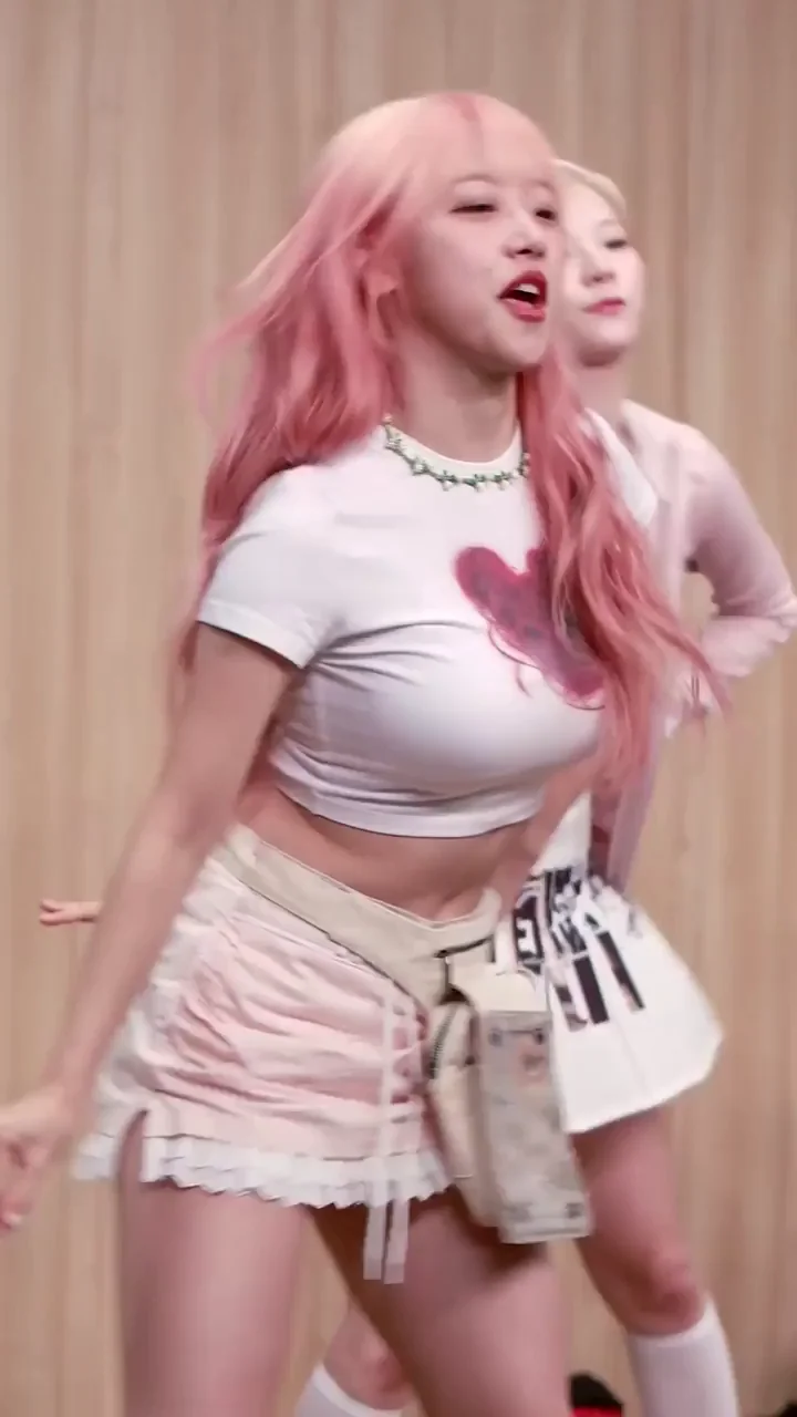 Cignature Jeewon's Pink-Haired Titty Tease Dance Fap Fest