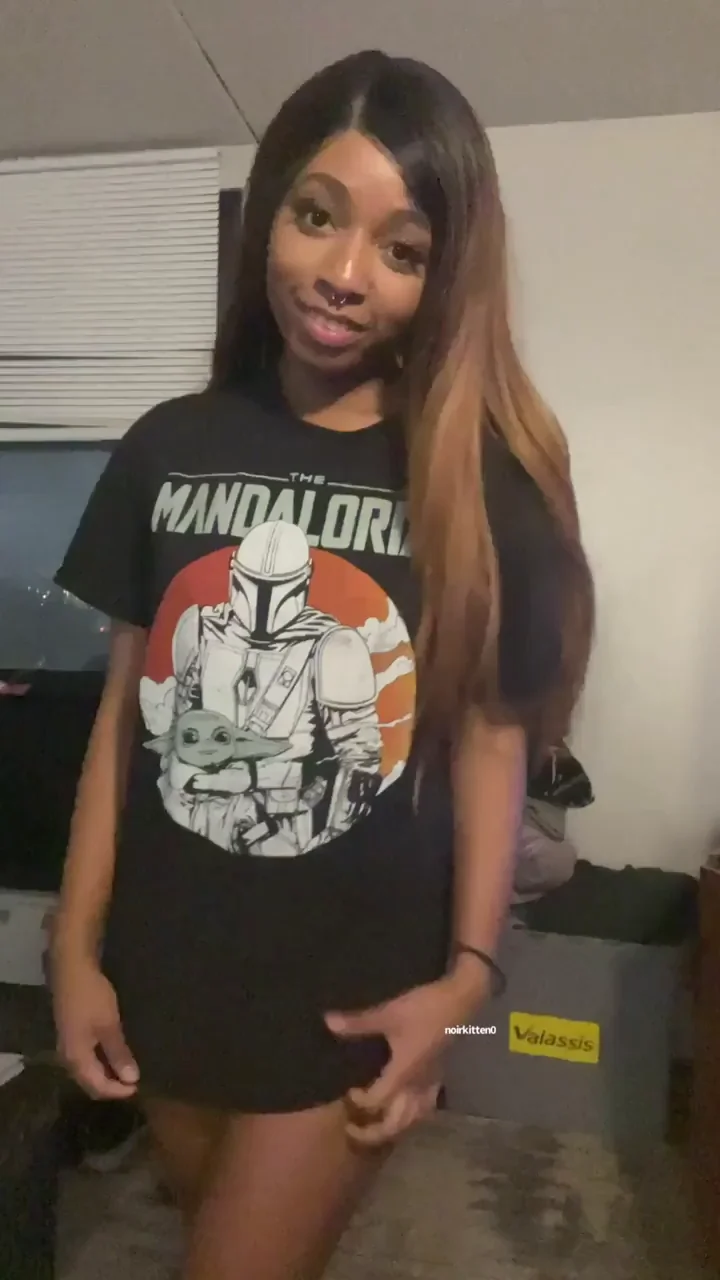 Ebony Babe's Star Wars Tease: Wanna Fuck & Chill in Bed? 🔥🛏️