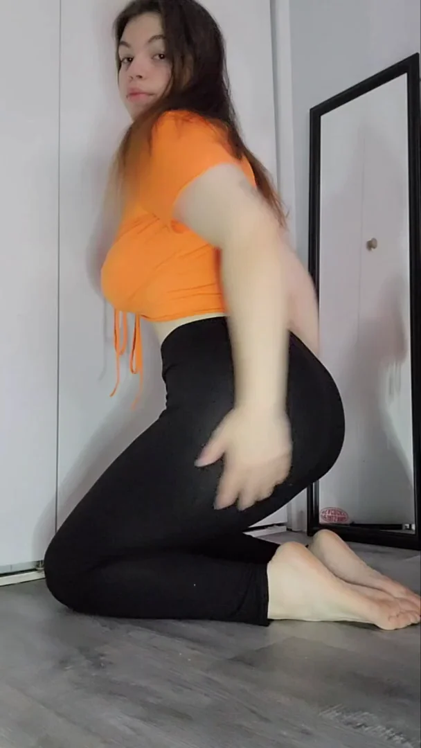 Smile or Get Rock Hard: Curvy Babe Spreads That Fat Ass 🍑😈