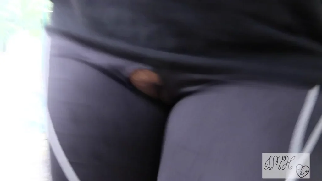 Crotchless action in a park [F]