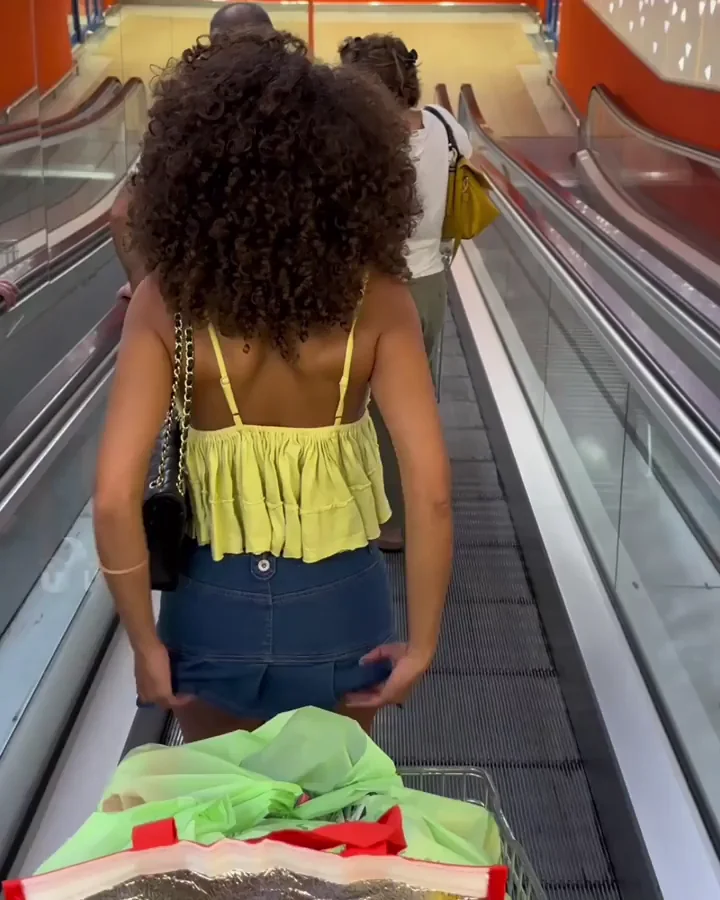 Will This Slutty Escalator Ass Flash Grab Eyes? 😈🍑
