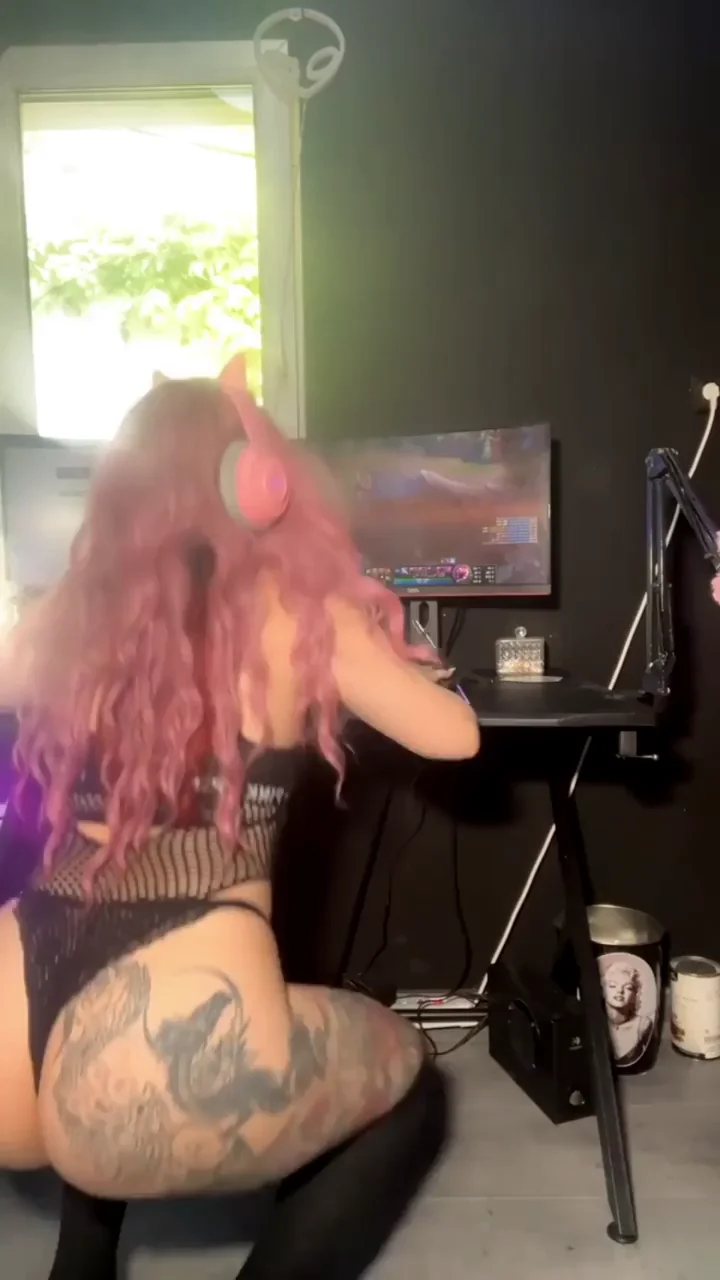 Geeky Gamer Slut Begs: 'Would You Play With My Thick-Ass Setup?'