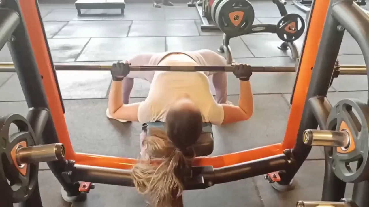 [F] Don't look at my nipples and, tell me, what could I do to prevent the bar from tilting right? How can I get more stability?