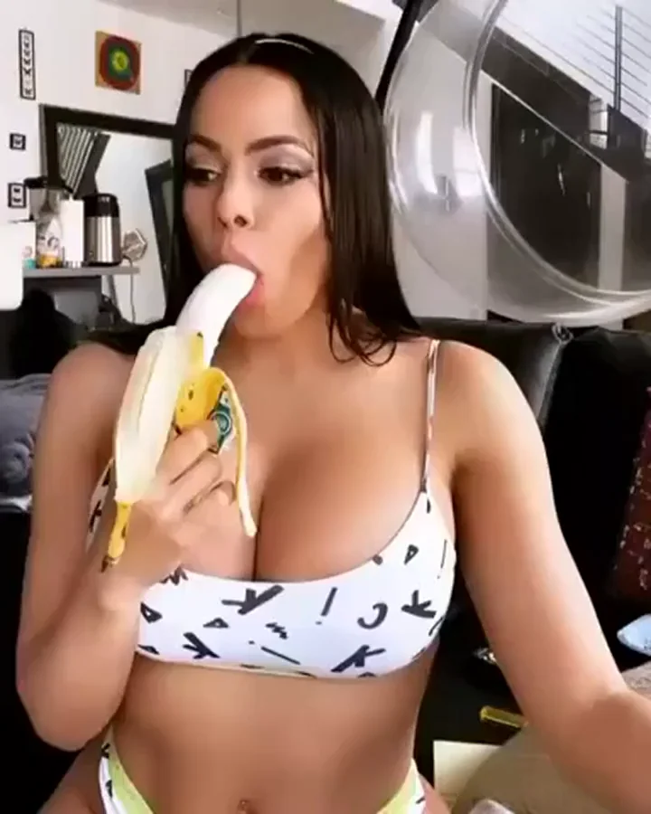 Luna Star Deepthroats a Banana