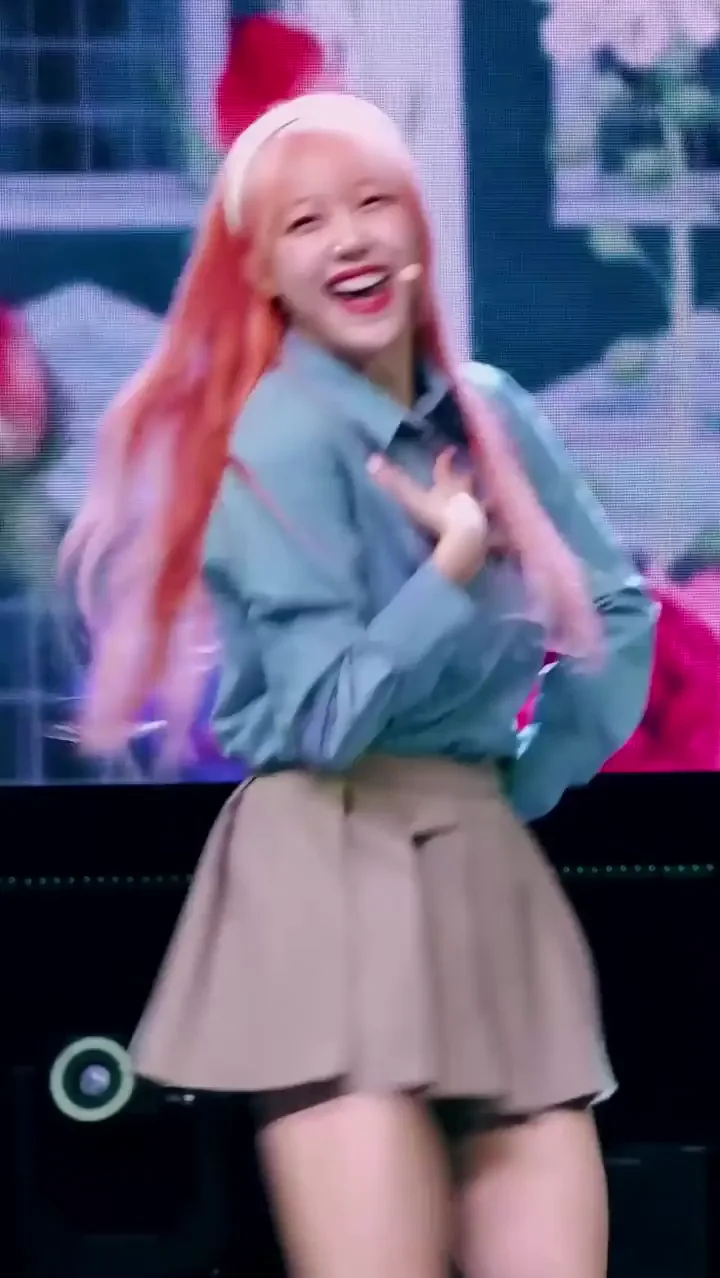 Jeewon from Cignature's Skirt Tease 💕🔥