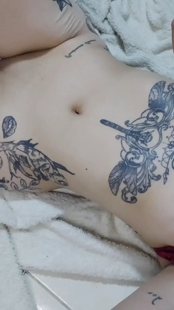 Thick White Babe Daring You to Devour Her Juicy Pussy! 🍑👅