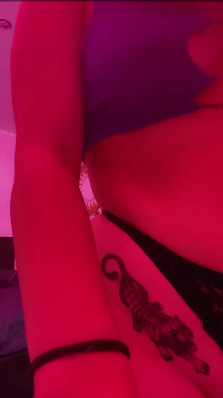 Give me a kiss then my ass a slap 👆‹
