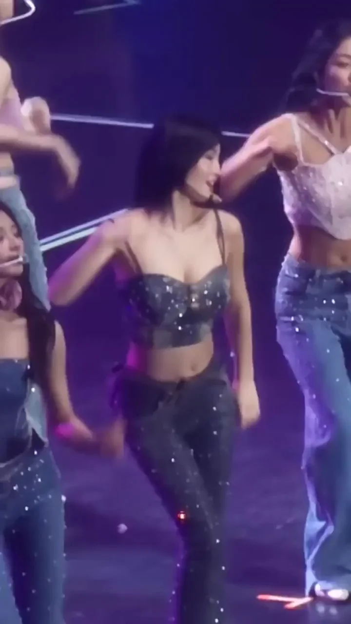 TWICE Momo Shaking That Sexy Ass on Stage
