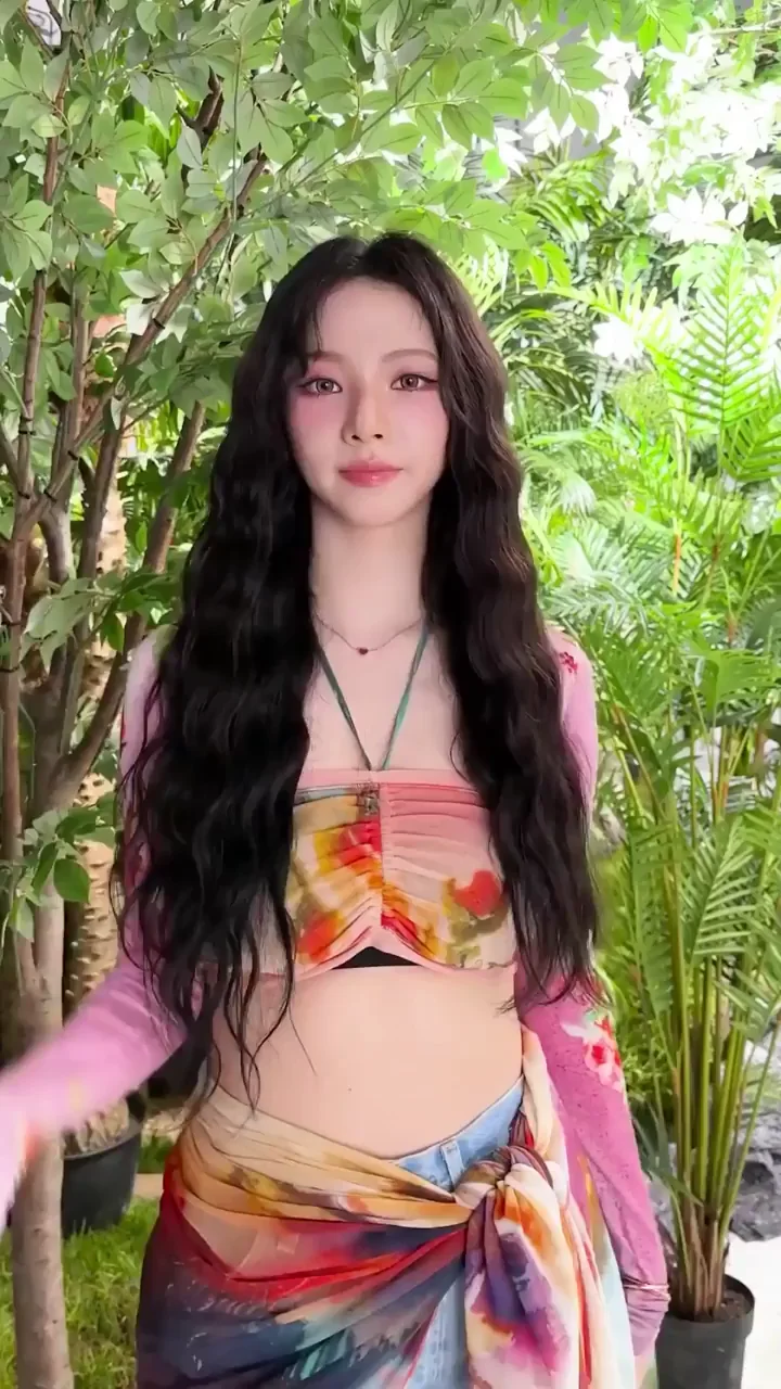 🔥 Karina's Kpop Tease Dance - Toned Abs & Slutty Sarong Twerk 💦