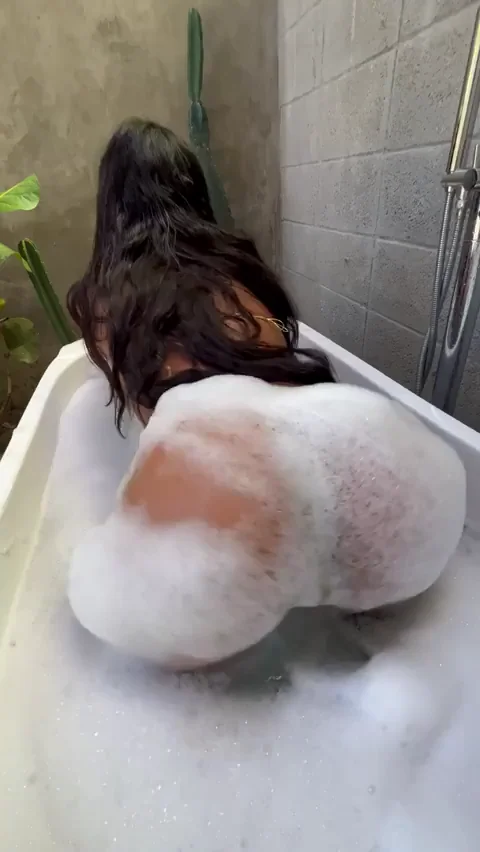 Bubble Butt Bath Tease: Curvy Latina's Soapy Ass Overload 💦🍑