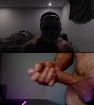 Anyone want to hide under my desk and suck my cock while I stream on Twitch ?