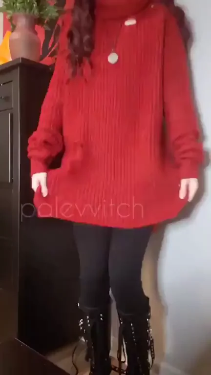 It's a spooky small titty flash! ?