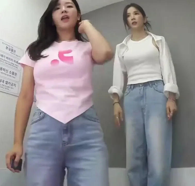 (Apink) BOMI and CHORONG