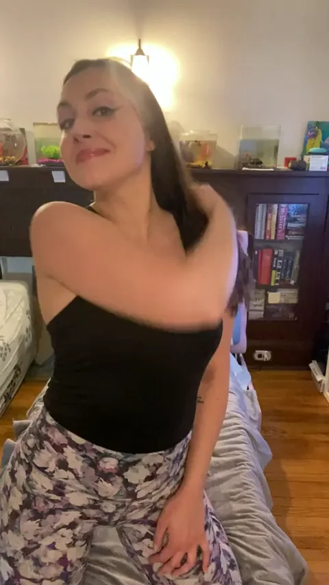 Time for a sexy little weekend striptease! 😁‡😈