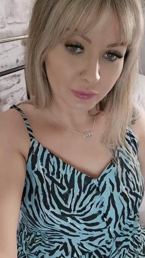 MILF Ditches Panties and Spreads Her Juicy Pussy Wide