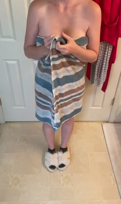 Just being a milf and showing off my post 4 kid mombod