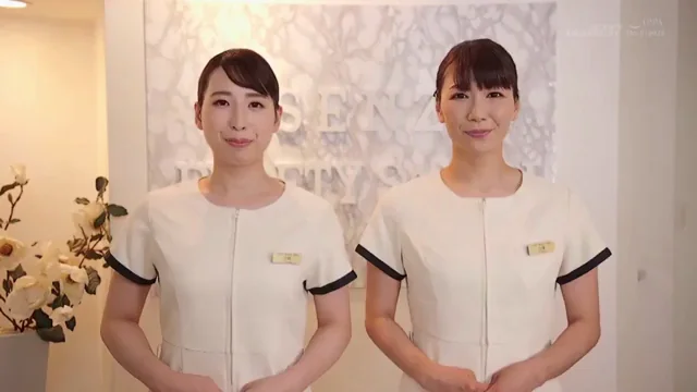 2 women visit the beauty salon
