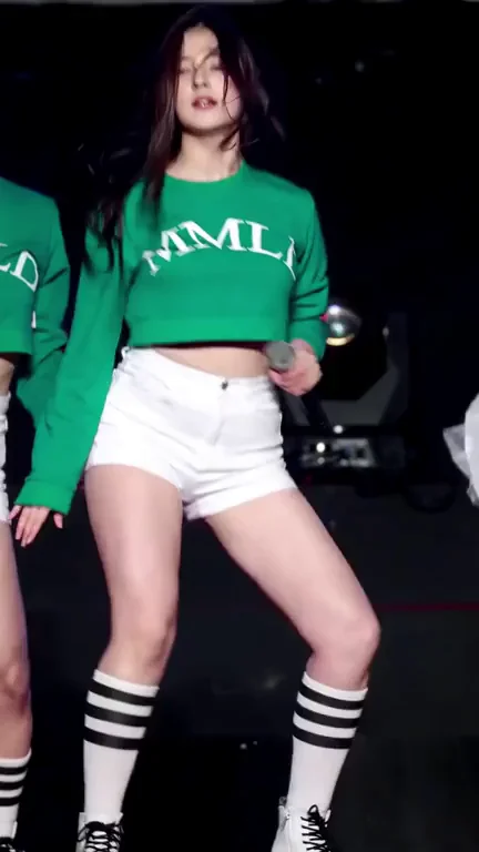 NANCY - MOMOLAND (4K VERSION)