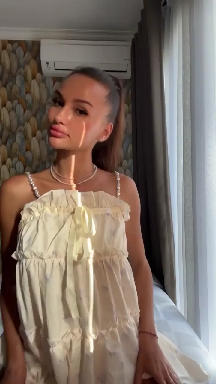 Hot Young Slut Teases: Older Daddies Wanna Hit This? 🔥🍑