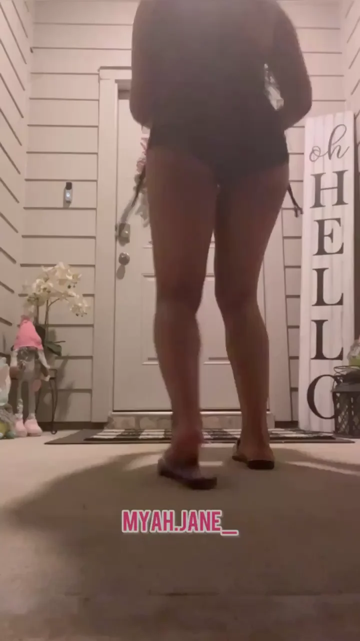 Thick Delivery Babe Twerks Her Massive Booty at Your Door