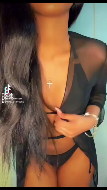 Thick Ebony Babe's Naughty BussIt Tease