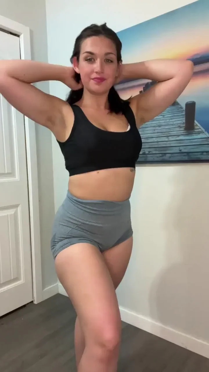 Curvy Babe's Juicy Ass Jiggle Tease 😍🍑🔥